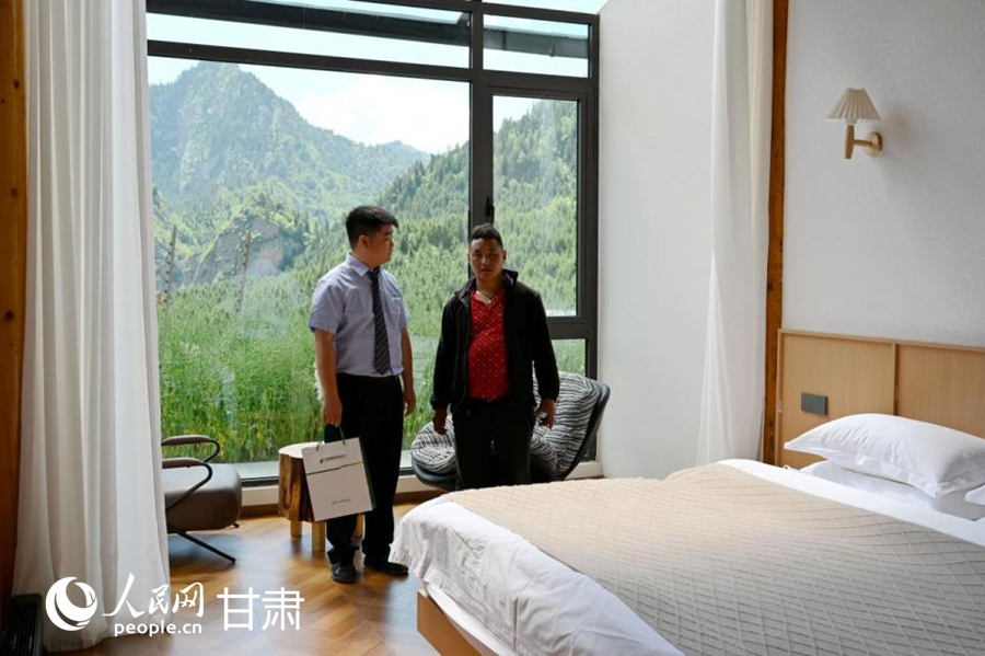邮储银行客户经理上门走访。人民网 席娟娟摄