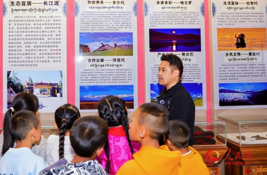 索南多杰给孩子们讲述长江源村的故事。人民网记者 杨启红摄