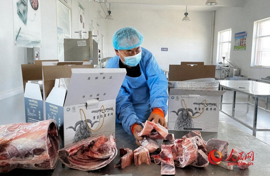 牛羊肉精深加工车间内工人正在分装唐古拉藏羊肉。马司宇摄