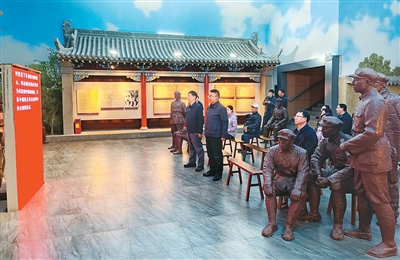 在哈达铺长征纪念馆里,游客正在观看红军长征影像资料。本报记者 宋朝军摄