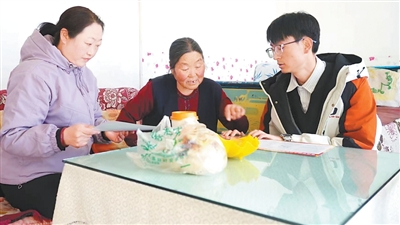 人民日报| 走近im钱包四名〇〇后村支书