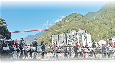 大渡河上,泸定桥游客拍照打卡。本报记者 游 仪摄